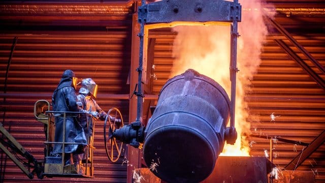 Arbeiter in der Eisengießerei Torgelow: Das Unternehmen hat Insolvenz in Eigenverwaltung angemeldet. Arbeiter in der Eisengießerei Torgelow: Das Unternehmen hat Insolvenz in Eigenverwaltung angemeldet.