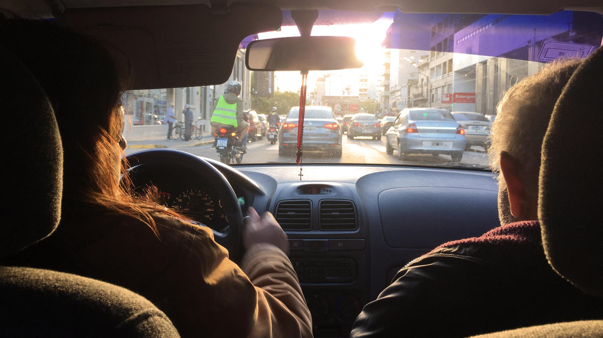 Richtige Haltung: Auch als Beifahrer sollte man unbedingt darauf achten.