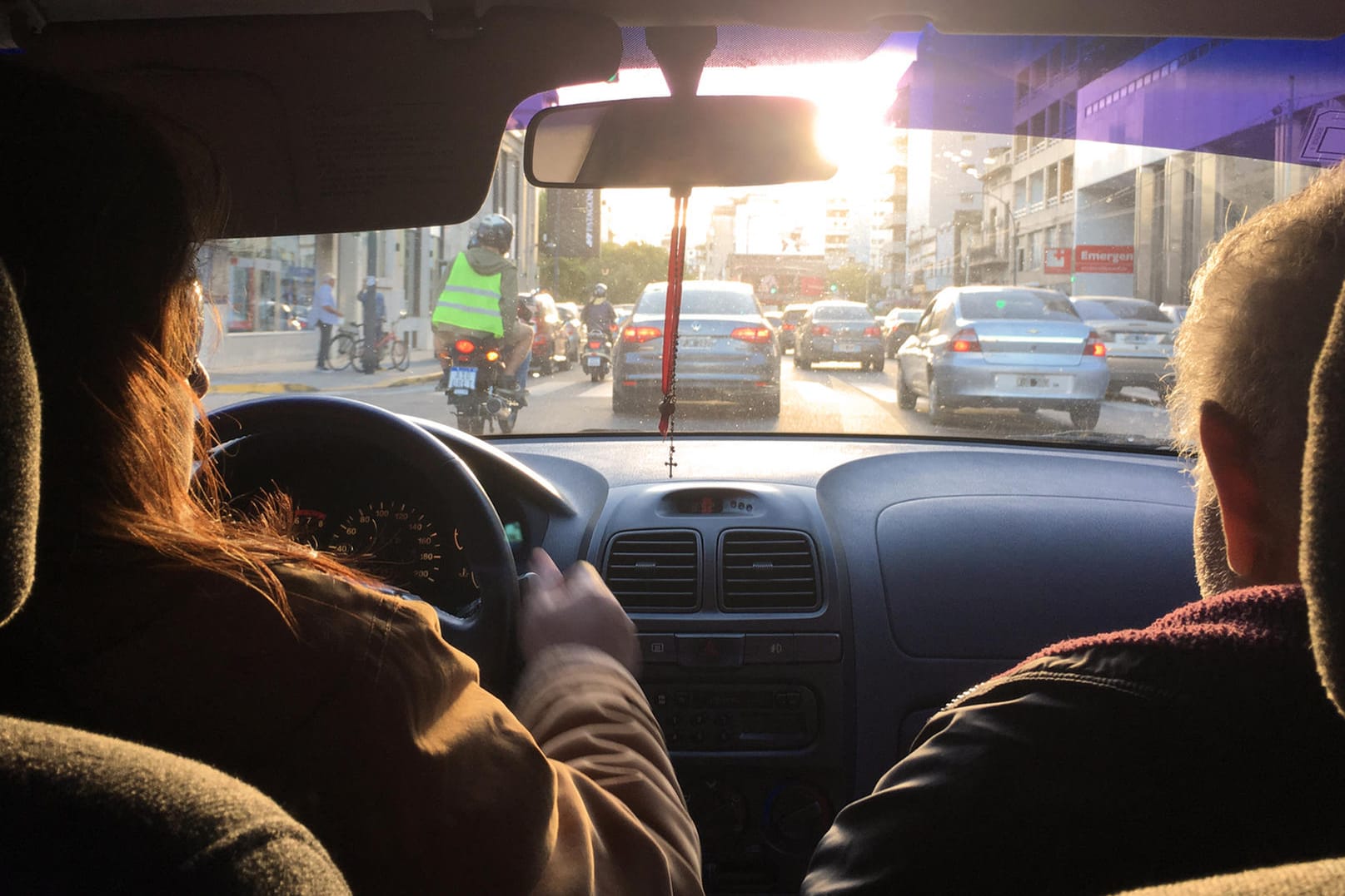 Richtige Haltung: Auch als Beifahrer sollte man unbedingt darauf achten.