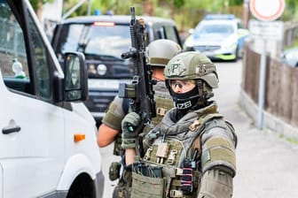 SEK-Polizisten in Oppenau: Im Schwarzwald sucht ein Großaufgebot der Polizei nach dem Bewaffneten.