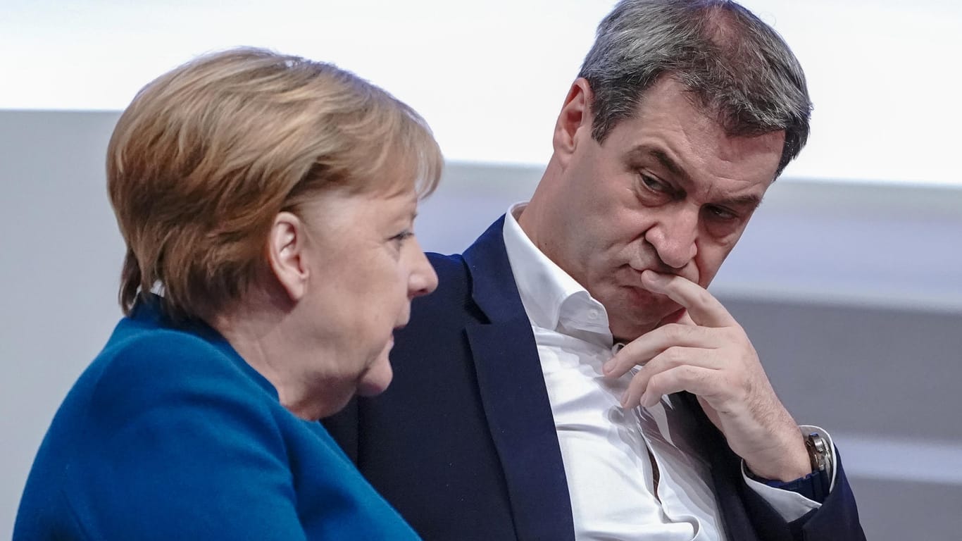 Bundeskanzlerin Angela Merkel im Gespräch mit Bayerns Ministerpräsidenten Markus Söder (Archivbild): Auf Schloss Herrenchiemsee nimmt Merkel erstmals in ihrer Amtszeit an einer Sitzung des bayerischen Kabinetts teil.