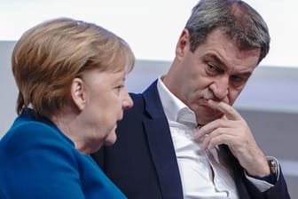 Bundeskanzlerin Angela Merkel im Gespräch mit Bayerns Ministerpräsidenten Markus Söder (Archivbild): Auf Schloss Herrenchiemsee nimmt Merkel erstmals in ihrer Amtszeit an einer Sitzung des bayerischen Kabinetts teil.