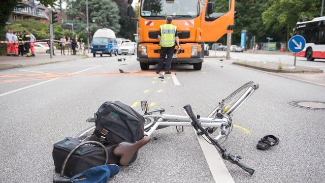 Ein Fahrrad liegt nach einem Verkehrsunfall auf der Straße.