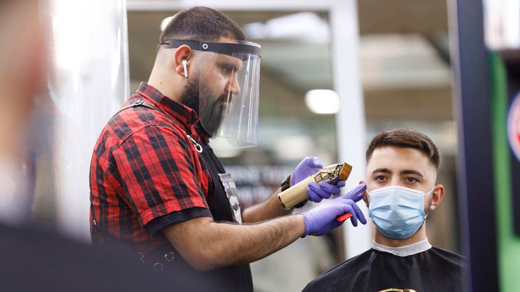 Ein Friseur in Köln (Symbolbild): Wegen der Hygienauflagen wurden Friseurbesuche teurer, was sich in der Inflation zeigt.