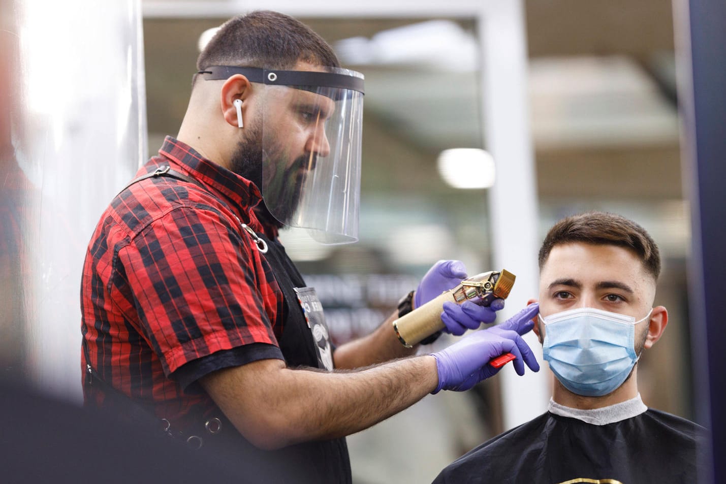Ein Friseur in Köln (Symbolbild): Wegen der Hygienauflagen wurden Friseurbesuche teurer, was sich in der Inflation zeigt. Ein Friseur in Köln (Symbolbild): Wegen der Hygienauflagen wurden Friseurbesuche teurer, was sich in der Inflation zeigt.