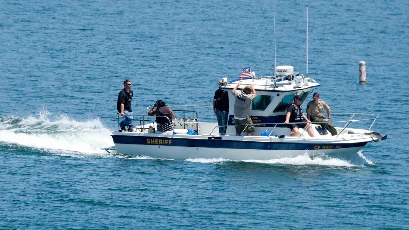 Suche auf dem Lake Piru: Naya Riveras Vater, George Rivera, und ihre Mutter Yolanda waren mit den Trupps des Ventura County Sheriffs Office an Bord.