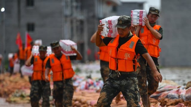 Die schlimmsten Regenfälle seit mehr als einem halben Jahrhundert haben in China schwere Überschwemmungen ausgelöst. Die schlimmsten Regenfälle seit mehr als einem halben Jahrhundert haben in China schwere Überschwemmungen ausgelöst.