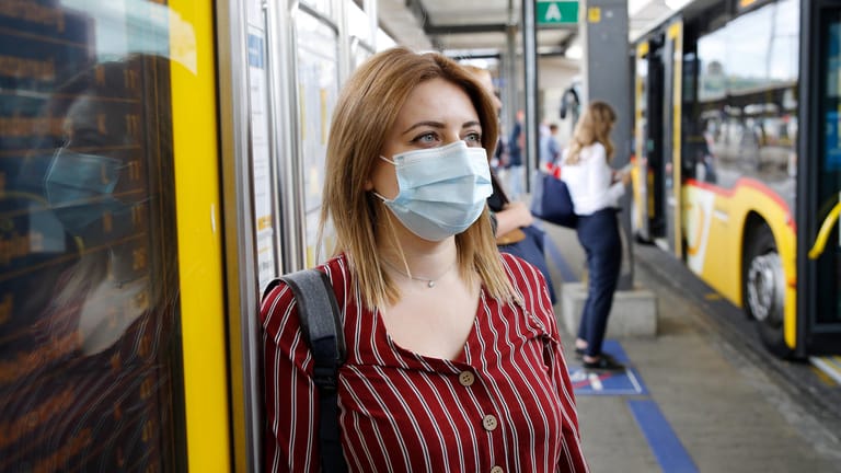 Maskenpflicht: In fast allen Ländern müssen Sie einen Mund-Nasen-Schutz in öffentlichen Verkehrsmitteln tragen.