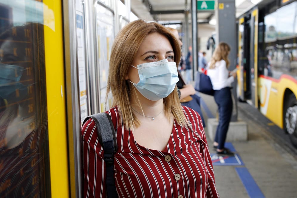 Maskenpflicht: In fast allen Ländern müssen Sie einen Mund-Nasen-Schutz in öffentlichen Verkehrsmitteln tragen.