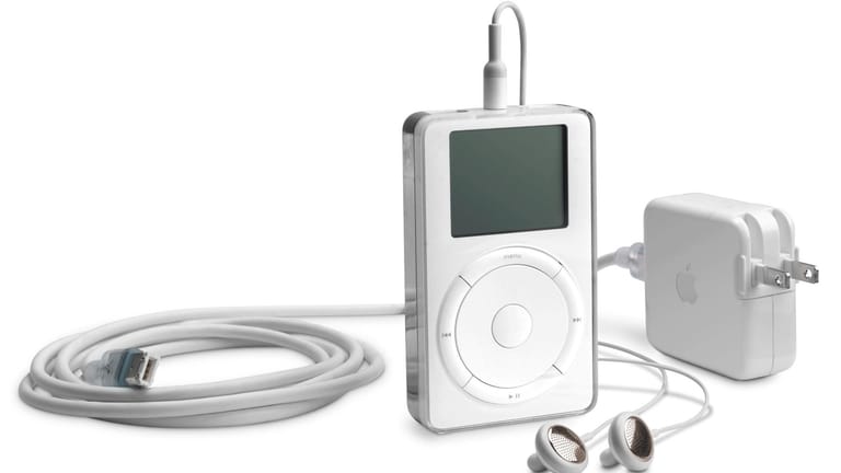 Der erste iPod: Der Musik-Player enthielt eine 5-Gigabyte-Festplatte und konnte dank MP3-Komprimierung rund 1.000 Musikstücke speichern.
