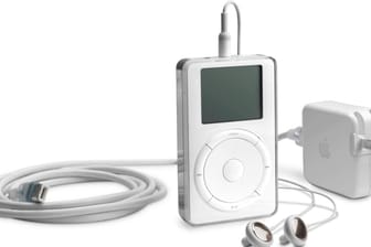 Der erste iPod: Der Musik-Player enthielt eine 5-Gigabyte-Festplatte und konnte dank MP3-Komprimierung rund 1.000 Musikstücke speichern.