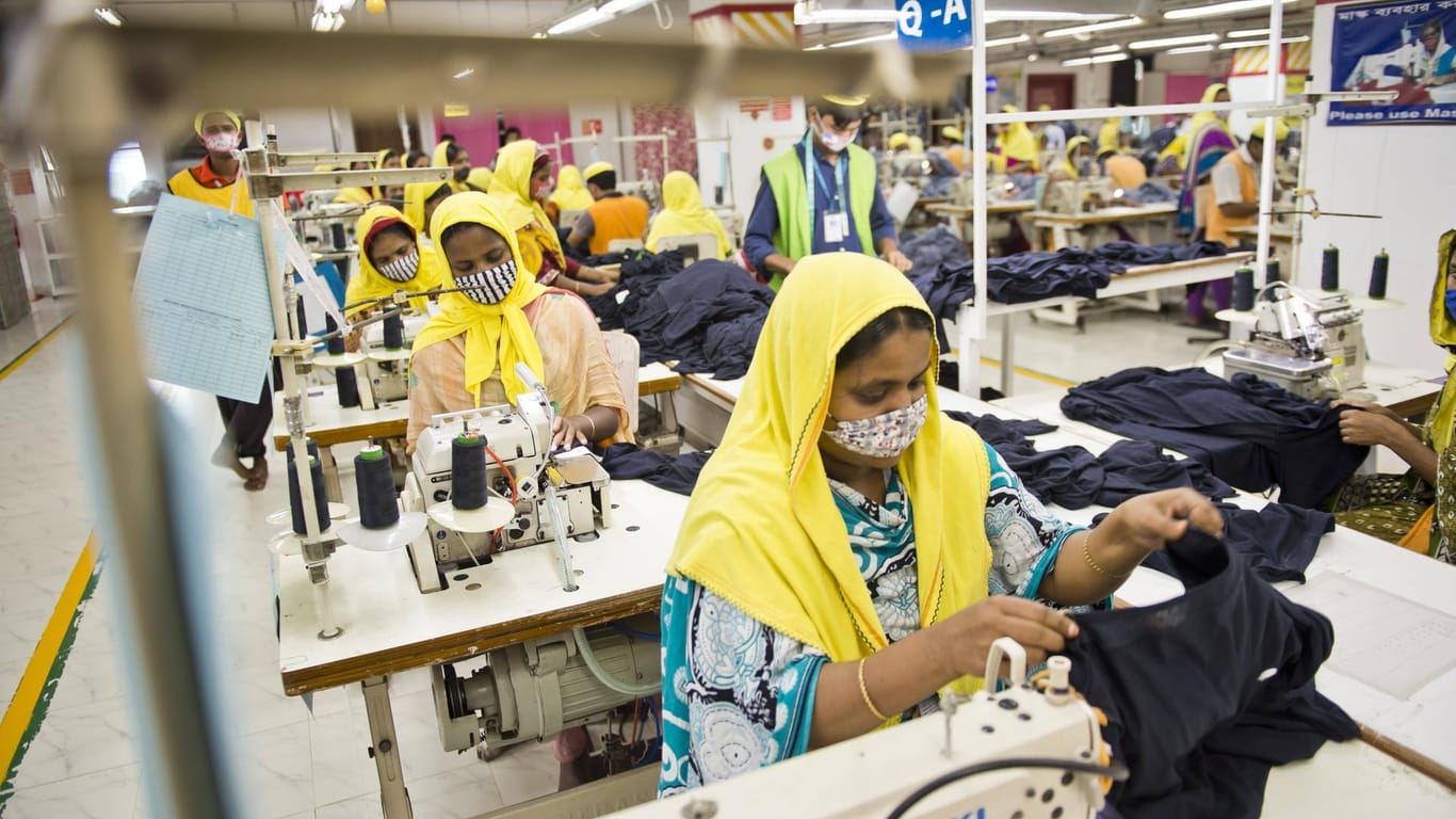 Näherinnen in einer Textilfabrik in Bangladesch: Nicht überall haben Arbeiterinnen menschenwürdige Arbeitsbedingungen.
