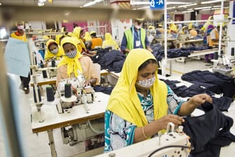 Näherinnen in einer Textilfabrik in Bangladesch: Nicht überall haben Arbeiterinnen menschenwürdige Arbeitsbedingungen.