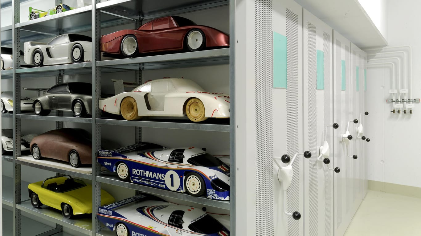 Archive der Autohersteller: Porsche will alles mit Dokumenten und Objekten für künftige Generationen nachvollziehbar machen.