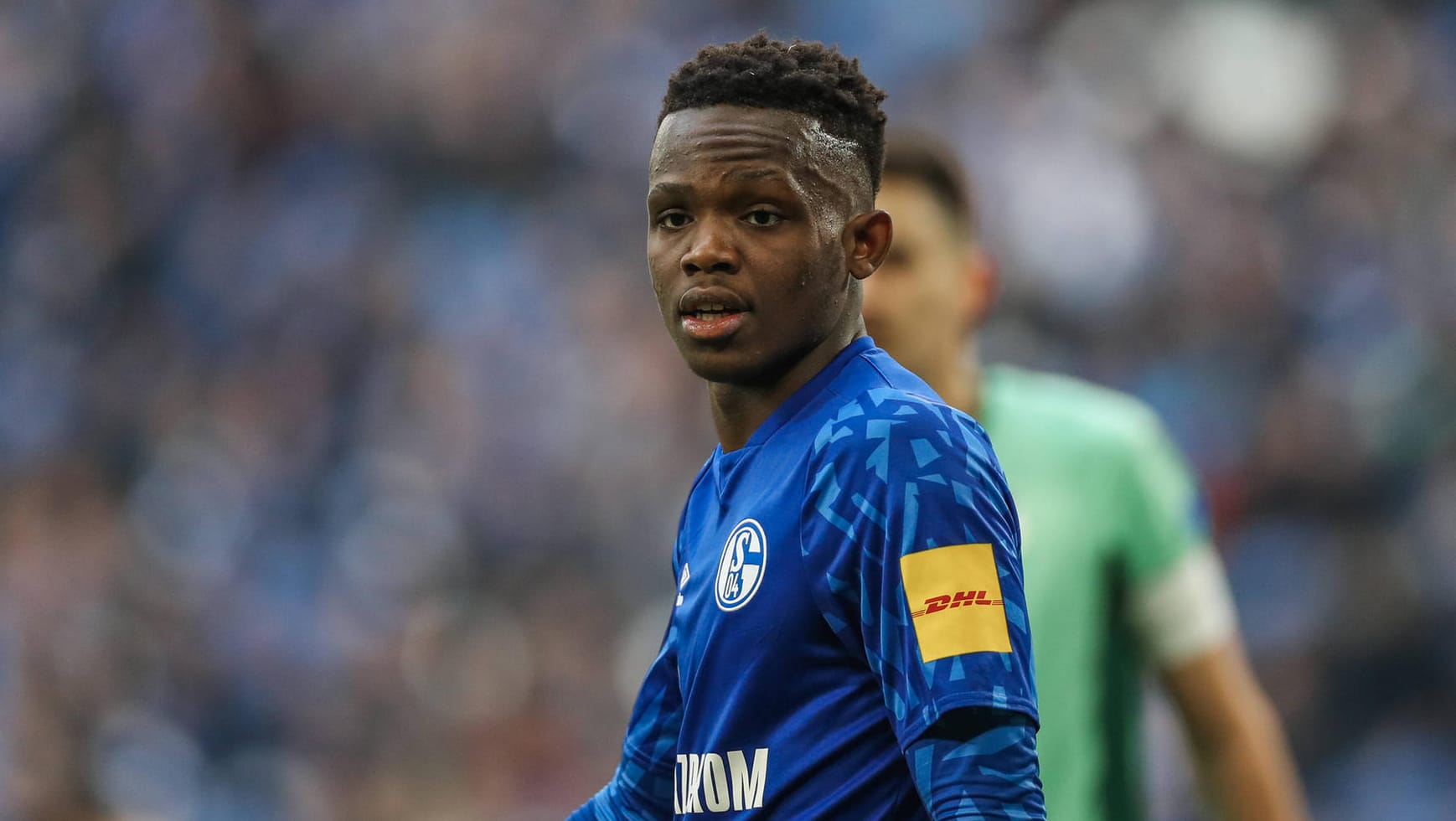 Rabbi Matondo: Der Schalker Flügelflitzer verstört mit einem schwarz-gelben Schnappschuss die Fans der Königsblauen. Rabbi Matondo: Der Schalker Flügelflitzer verstört mit einem schwarz-gelben Schnappschuss die Fans der Königsblauen.