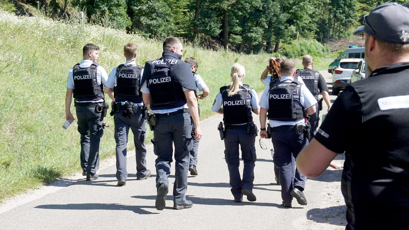 Einsatzkräfte in Oppenau: Die Suche nach dem Flüchtigen geht weiter.