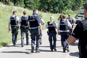 Einsatzkräfte in Oppenau: Die Suche nach dem Flüchtigen geht weiter.
