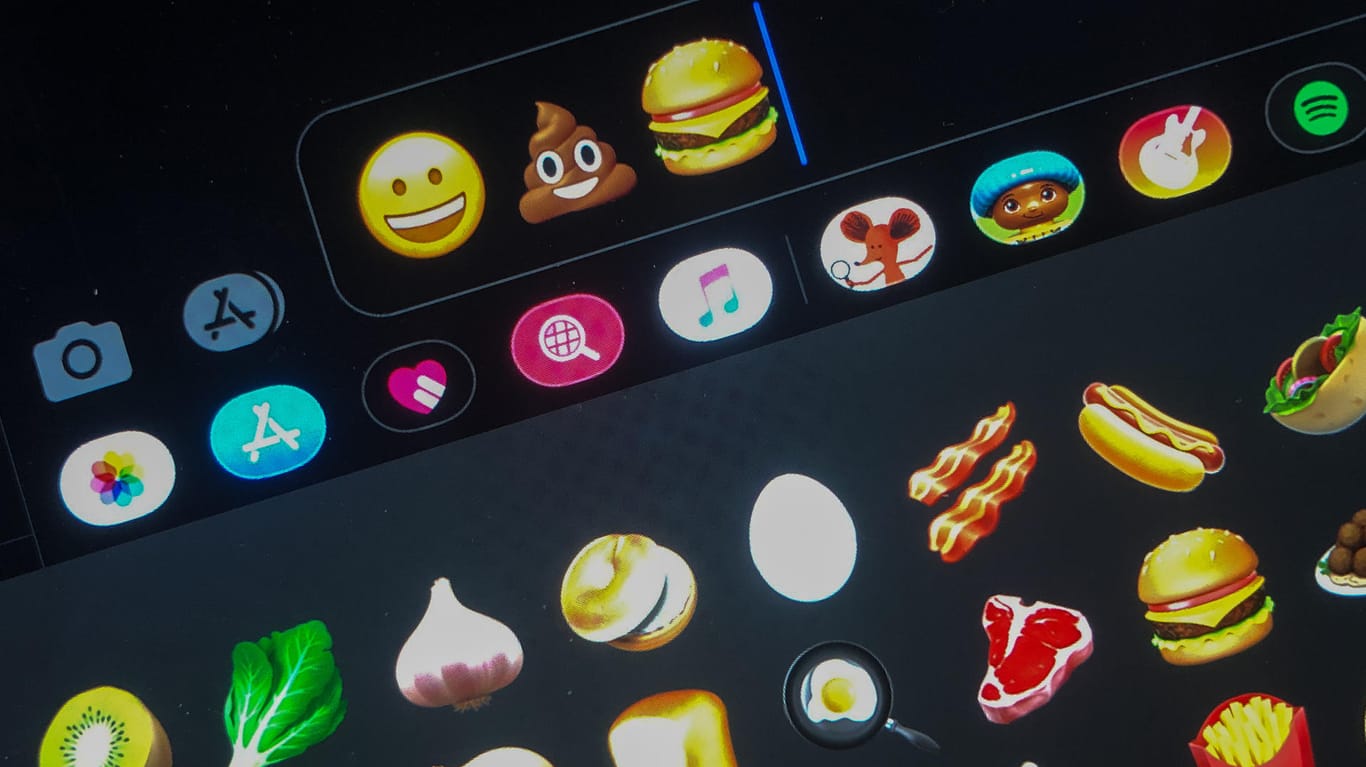 Verschiedene Emojis sind auf einem Tablet zu sehen: Aus mittlerweile über 3000 verschiedenen Emojis lässt sich für fast jeden Anlass das richtige Emoji finden.