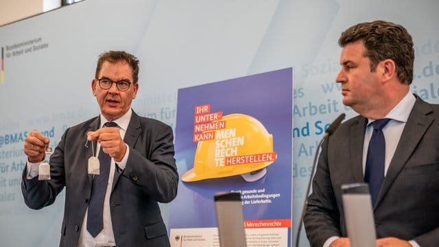 Die Bundesminister Gerd Müller (CSU, l) und Hubertus Heil (SPD) wollen Unternehmen noch in dieser Legislaturperiode mit einem Gesetz zur Einhaltung von Menschenrechten in den Lieferketten verpflichten.