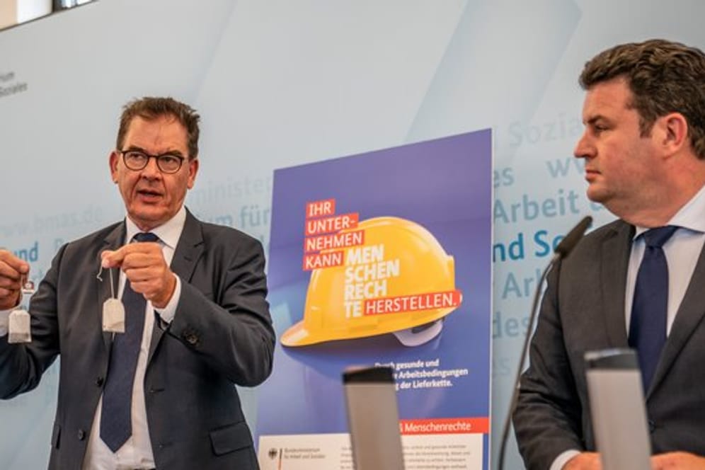 Die Bundesminister Gerd Müller (CSU, l) und Hubertus Heil (SPD) wollen Unternehmen noch in dieser Legislaturperiode mit einem Gesetz zur Einhaltung von Menschenrechten in den Lieferketten verpflichten.