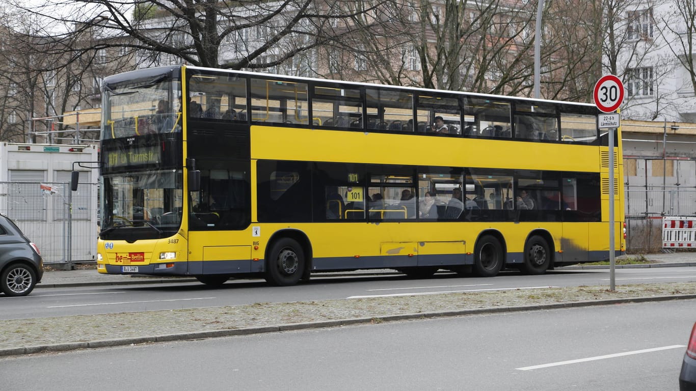 Ein Bus der Berliner Verkehrsbetriebe (BVG): Ein Fahrzeug sowie ein Fahrer der BVG sind attackiert worden.