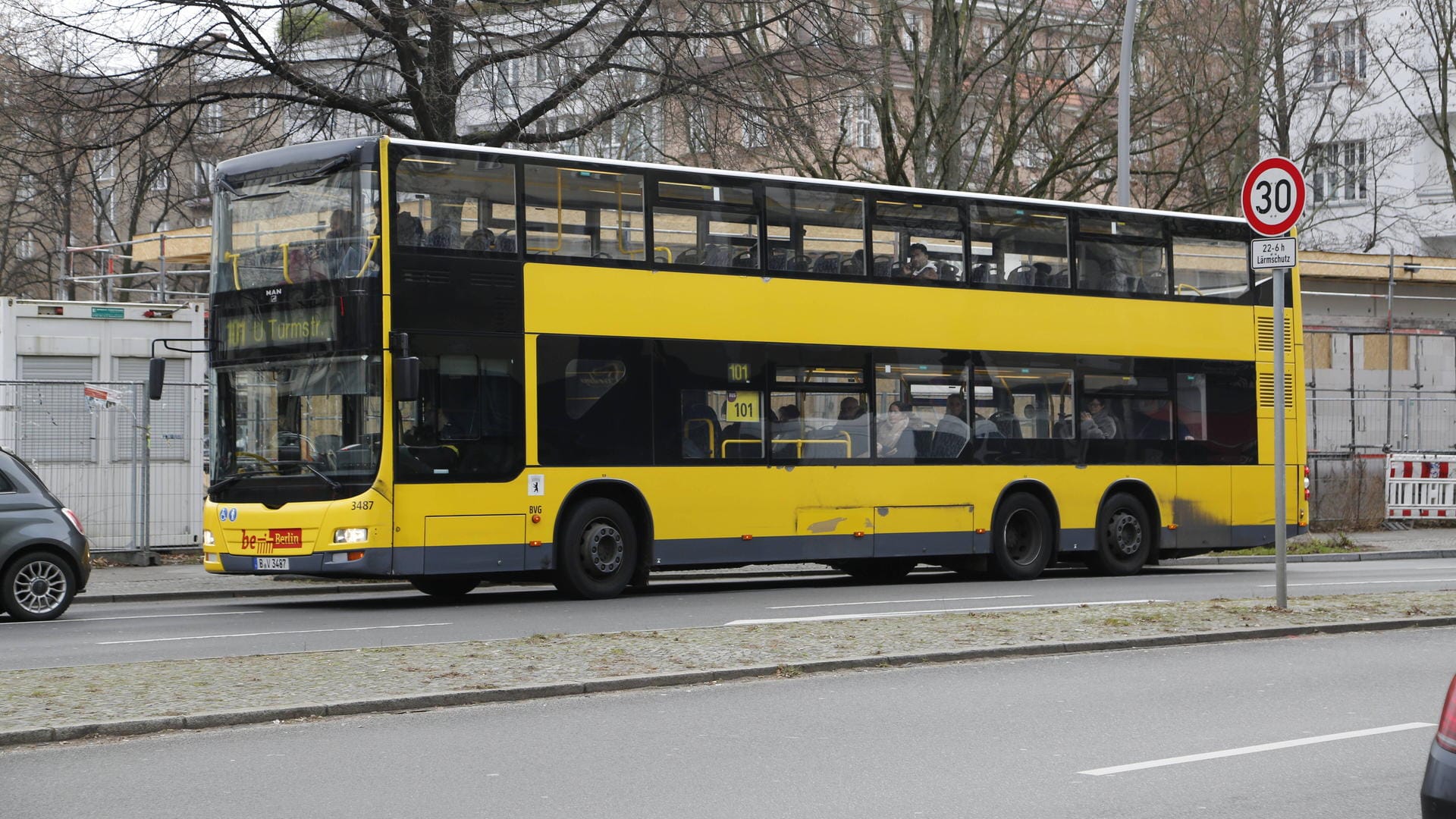 Ein Bus der Berliner Verkehrsbetriebe (BVG): Ein Fahrzeug sowie ein Fahrer der BVG sind attackiert worden. Ein Bus der Berliner Verkehrsbetriebe (BVG): Ein Fahrzeug sowie ein Fahrer der BVG sind attackiert worden.