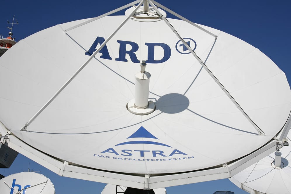 Eine Satellitenschüssel mit dem Logo der ARD: Die ARD will anders als zunächst geplant nun doch weiter ihre Programme auch in der TV-Standard-Auflösung SD über Satellit verbreiten.