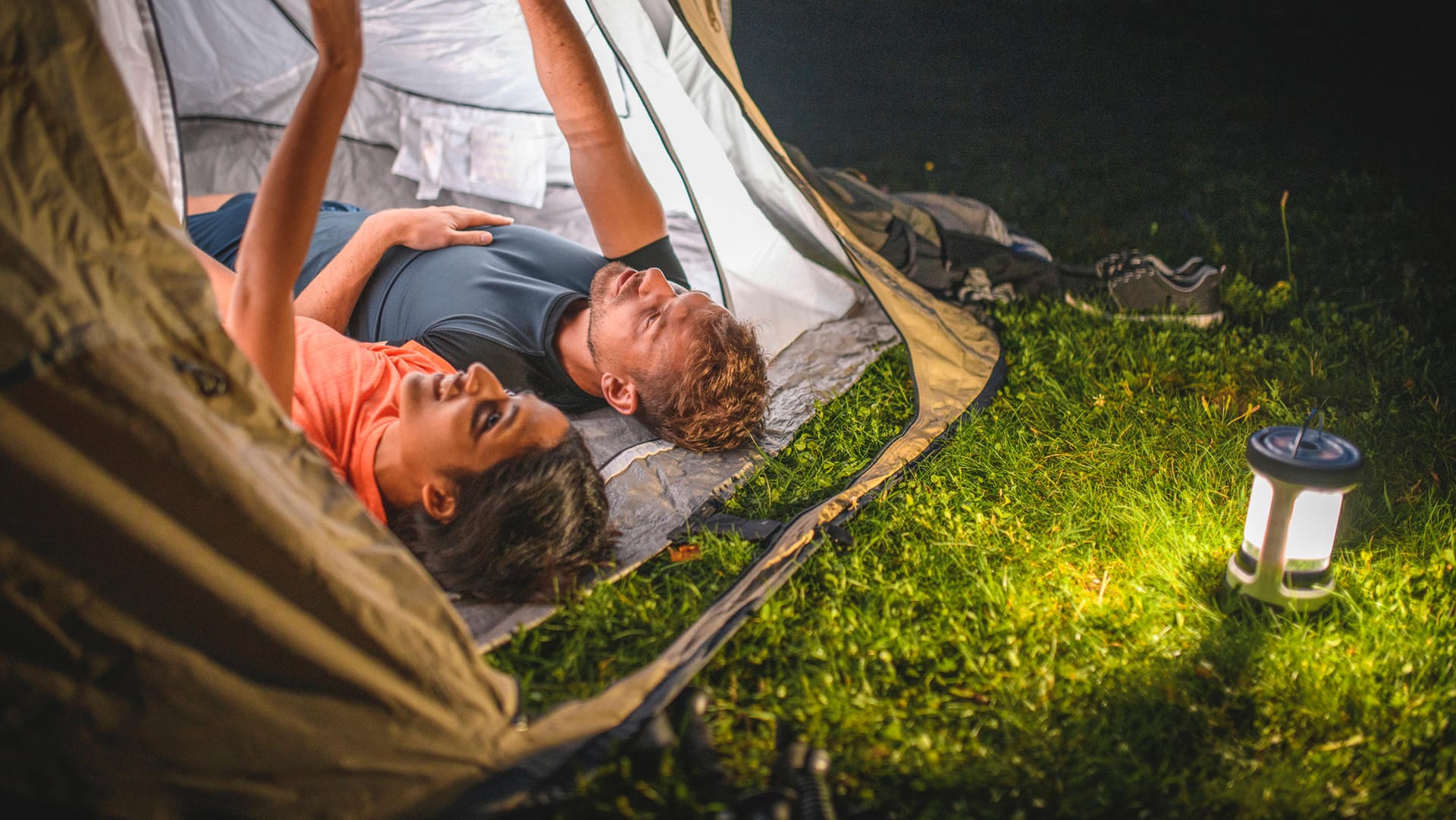 Campinglampen: Die richtige Beleuchtung sorgt beim Campen für Gemütlichkeit und Sicherheit.