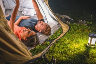 Campinglampen: Die richtige Beleuchtung sorgt beim Campen für Gemütlichkeit und Sicherheit.