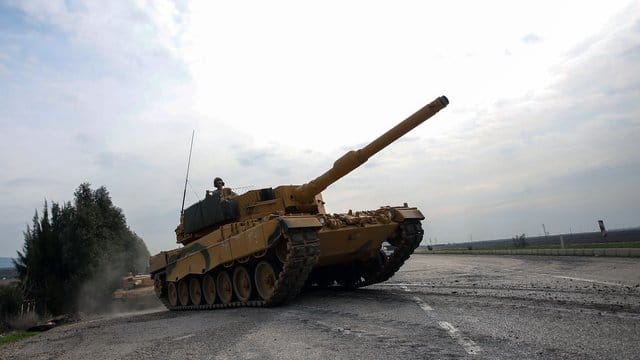 Ein Leopard 2A4 der türkischen Armee ist in der Provinz Hatay, Türkei, auf dem Weg nach Afrin in Syrien.