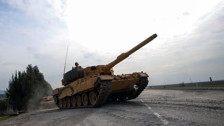 Ein Leopard 2A4 der türkischen Armee ist in der Provinz Hatay, Türkei, auf dem Weg nach Afrin in Syrien.