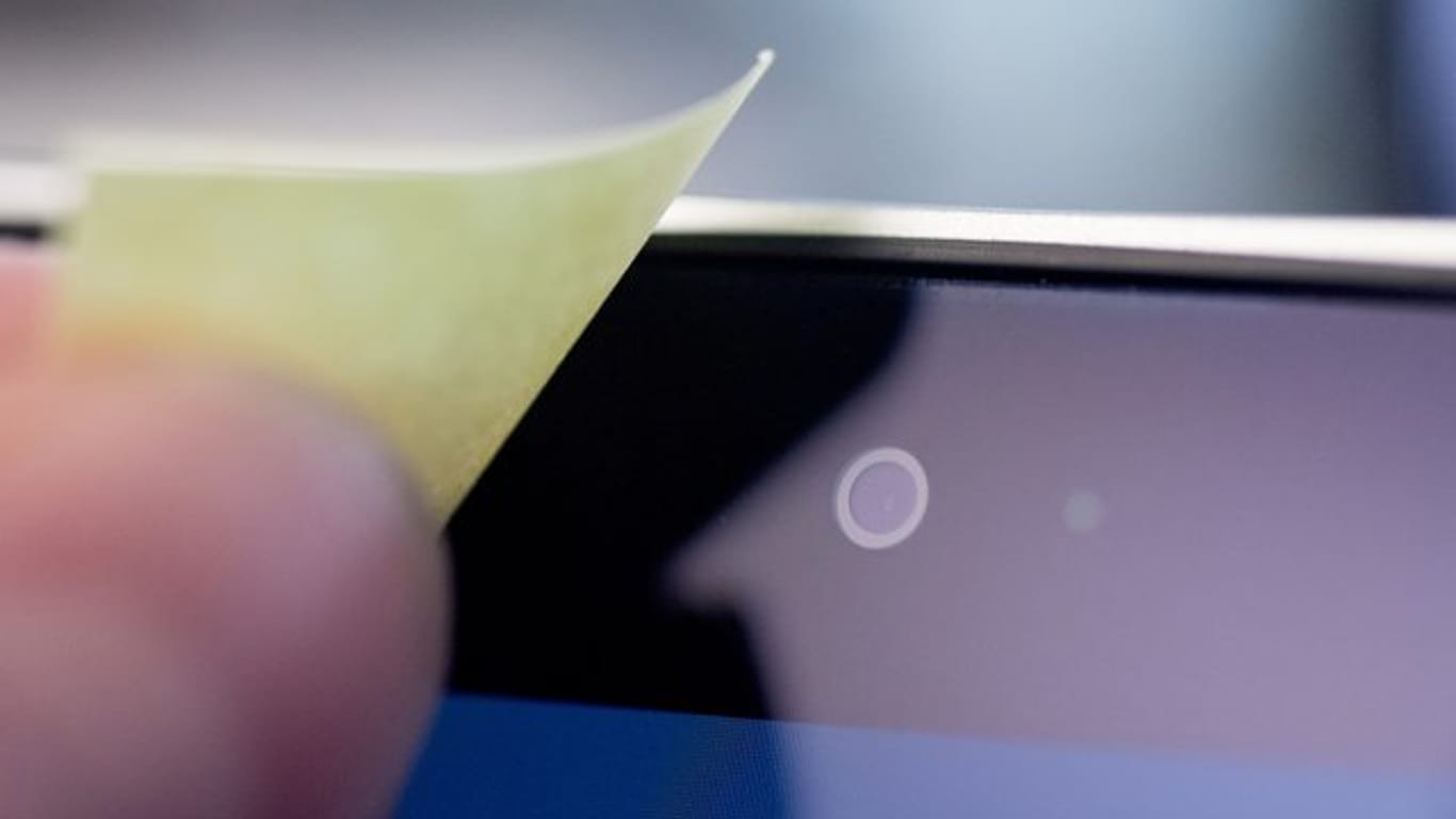 Ein Post-it zur Kamerabdeckung: Apple rät generell davon App, die Kamera des Geräts abzukleben.