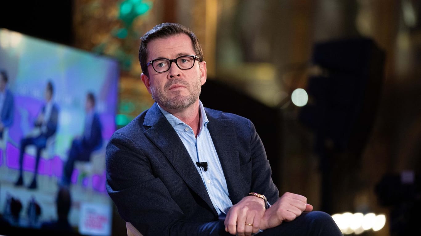Karl Theodor zu Guttenberg: Er hatte in einer E-Mail an das Büro von Kanzlerin Merkel die Gründer der amerikanischen IT-Firma erwähnt. Karl Theodor zu Guttenberg: Er hatte in einer E-Mail an das Büro von Kanzlerin Merkel die Gründer der amerikanischen IT-Firma erwähnt.