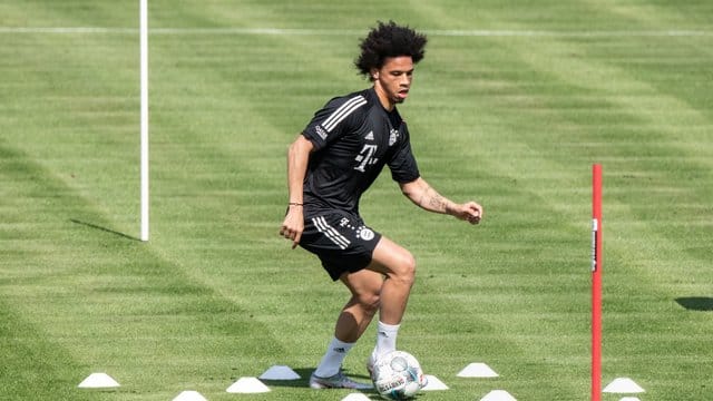 Neuzugang Leroy Sané spielt während einer Trainingseinheit den Ball.