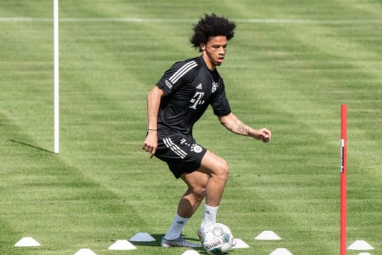 Neuzugang Leroy Sané spielt während einer Trainingseinheit den Ball.