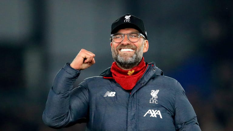 Jürgen Klopp: Der Meistertrainer des FC Liverpool beglückwünscht Adebayo Akinfenwa zum Aufstieg in Liga zwei.