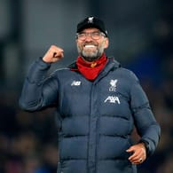 Jürgen Klopp: Der Meistertrainer des FC Liverpool beglückwünscht Adebayo Akinfenwa zum Aufstieg in Liga zwei.