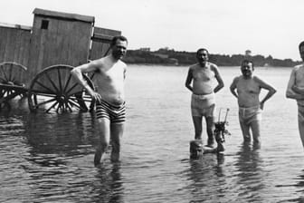 Friedrich Ebert (2. v. r.) 1919 beim Bad in der Lübecker Bucht: Dieses Foto sollte Anlass zu zahlreichen Schmähungen des Reichspräsidenten bieten.