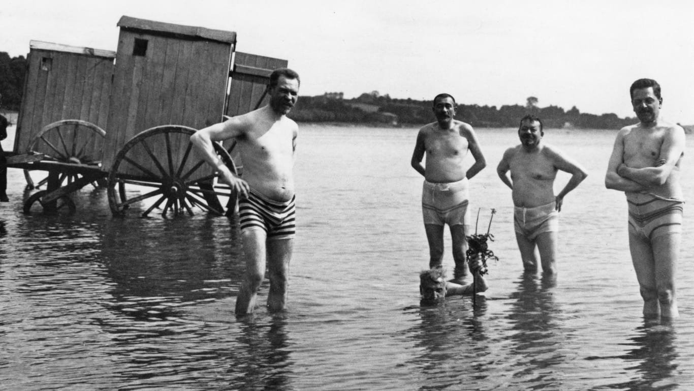 Friedrich Ebert (2. v. r.) 1919 beim Bad in der Lübecker Bucht: Dieses Foto sollte Anlass zu zahlreichen Schmähungen des Reichspräsidenten bieten.
