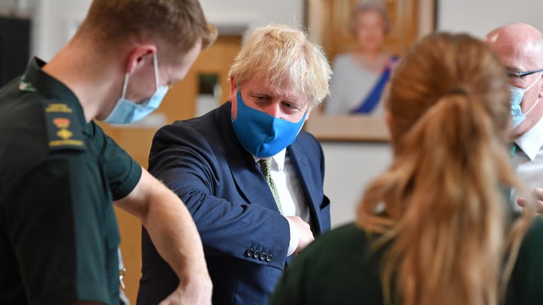 Boris Johnson begrüßt einen Sanitäter per Ellbogenstoß: Der Premierminister gerät in der Corona-Krise weiter unter Druck. Grund ist auch, dass es bei den Brexit-Verhandlungen mit der EU kaum vorangeht.