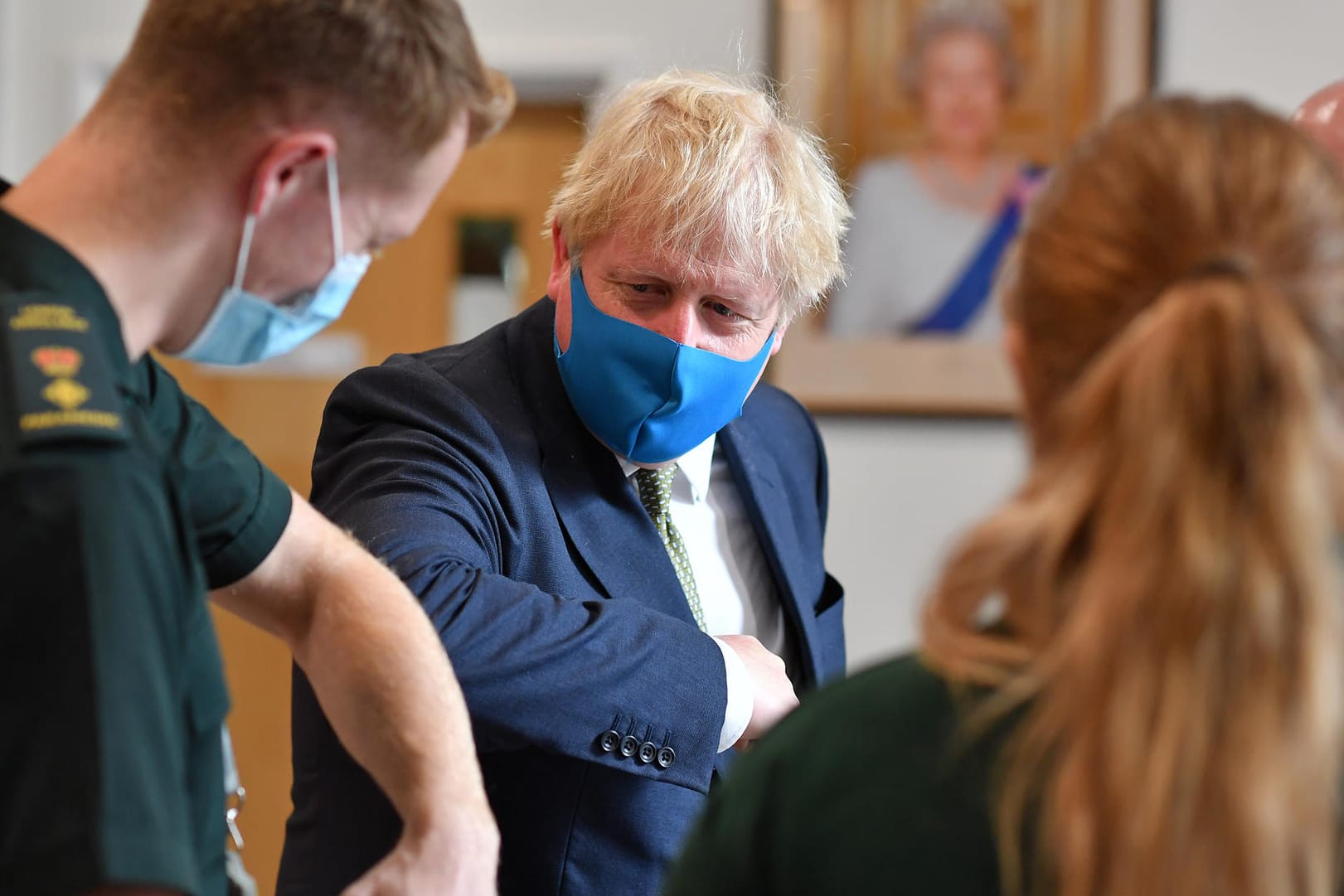 Boris Johnson begrüßt einen Sanitäter per Ellbogenstoß: Der Premierminister gerät in der Corona-Krise weiter unter Druck. Grund ist auch, dass es bei den Brexit-Verhandlungen mit der EU kaum vorangeht.