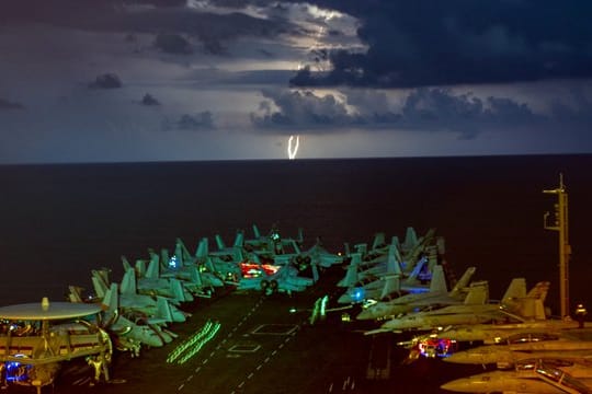 Eskaliert der Streit zwischen den USA und China? Militärjets stehen auf dem Flugdeck des Flugzeugträgers USS Nimitz im Südchinesischen Meer während eines Gewitters.