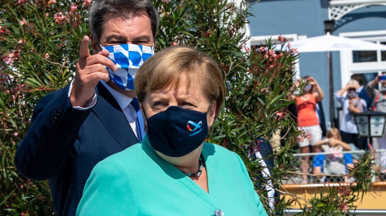 Kanzlerin Merkel und Bayerns Länder-Chef Markus Seehofer: Merkel hat sich bei dem Treffen mit Seehofer am Chiemsee für die Idee ausgesprochen, regionale Ausreisestopps in besonderes betroffenen Landkreisen auszusprechen.