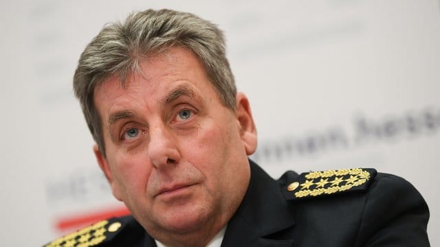 Hessens Landespolizeipräsident Udo Münch tritt wegen der Affäre um Droh-E-Mails und ein mögliches rechtes Netzwerk in der Polizei zurück.