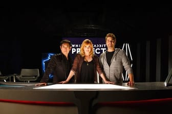 Grant Imahara (l-r), Kari Byron und Tory Belleci in der Netflix-Serie "White Rabbit Project".