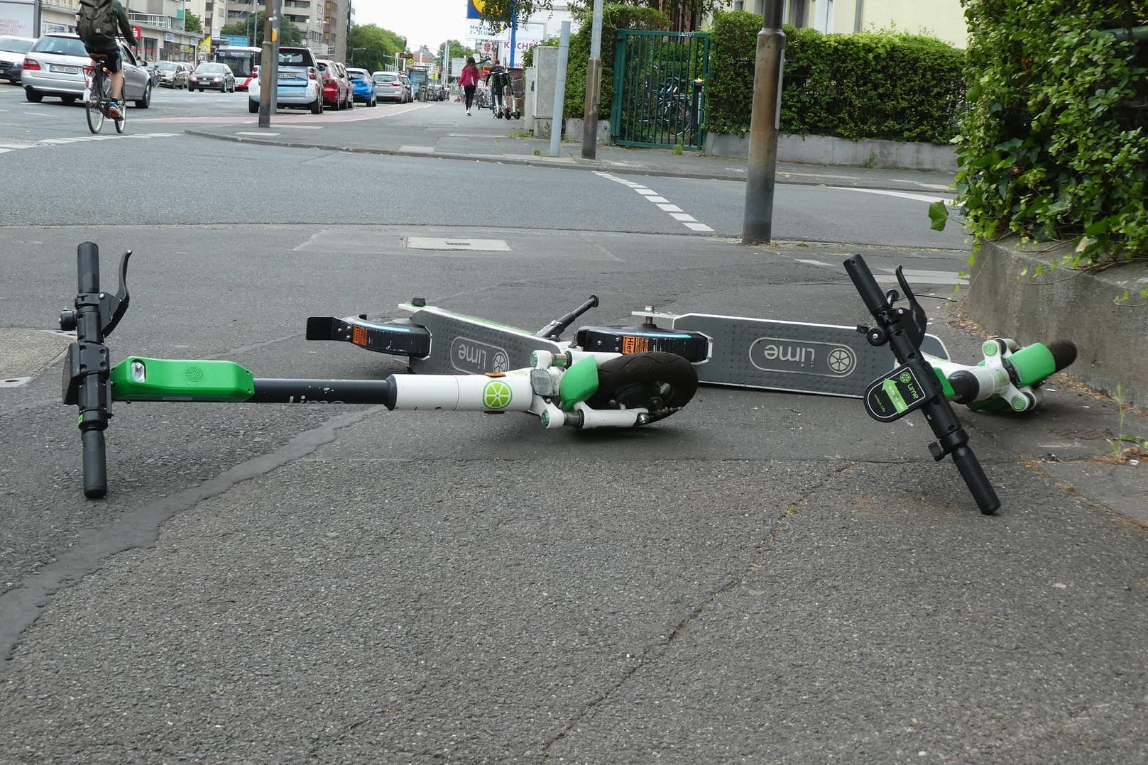 E Scooter der Firma Lime liegen auf einem Gehweg (Symbolbild): In Wolfsburg ist es zu zwei E-Scooter-Unfällen innerhalb weniger Stunden gekommen.