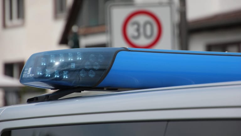 Blaulicht der Polizei (Symbolbild): In Bremen ist ein Streit zwischen zwei Frauen eskaliert – es gab mehrere Verletzte.