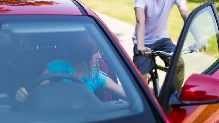 Autofahrer: Gut jeder zweite Unfall zwischen einem Radfahrer und einem Auto, der mit Parken im Zusammenhang steht, ist ein "Dooring"-Vorfall.