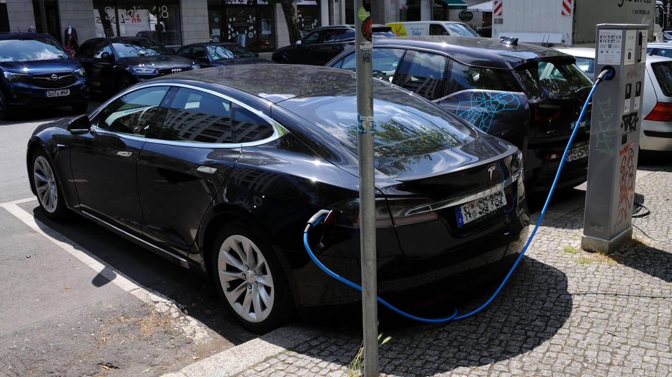 Tesla an der Ladesäule: Die Autos fahren zwar abgasfrei – aber nicht autonom.