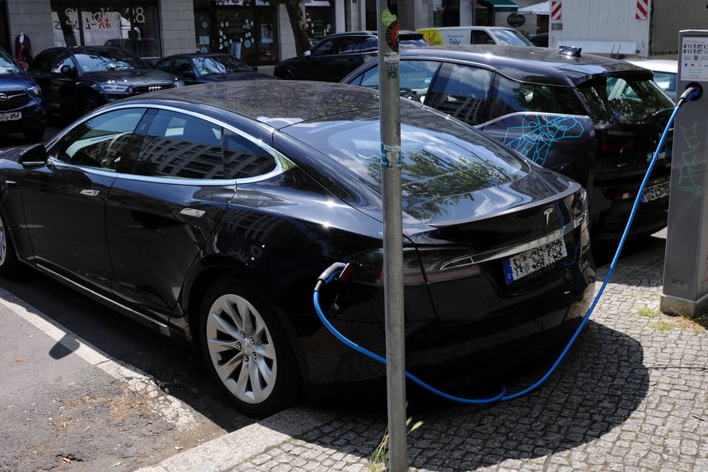 Tesla an der Ladesäule: Die Autos fahren zwar abgasfrei – aber nicht autonom.